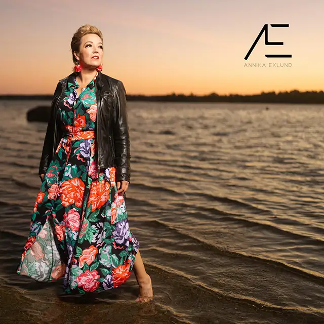 Annika Eklund - Toisiamme kannetaan